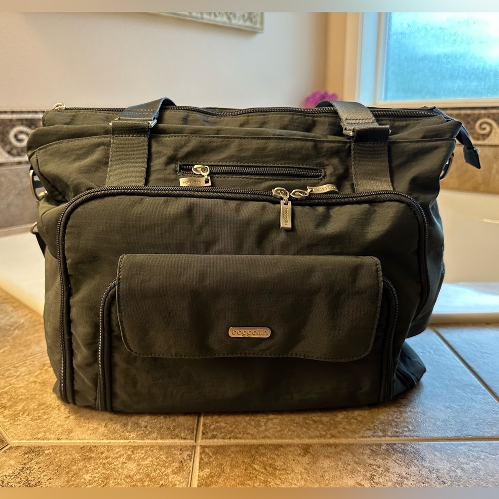 Baggallini travel tote, very good condition, lots of features. 14” x 5” x 12”